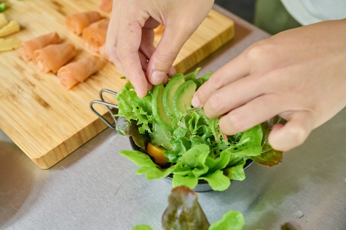 野菜をカップに盛り付けているようす