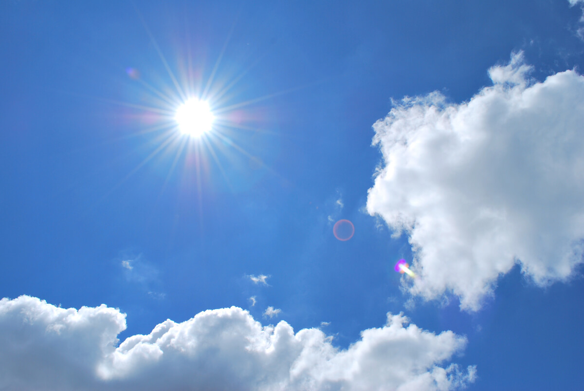 太陽の光が降り注ぐ、夏の空のようす