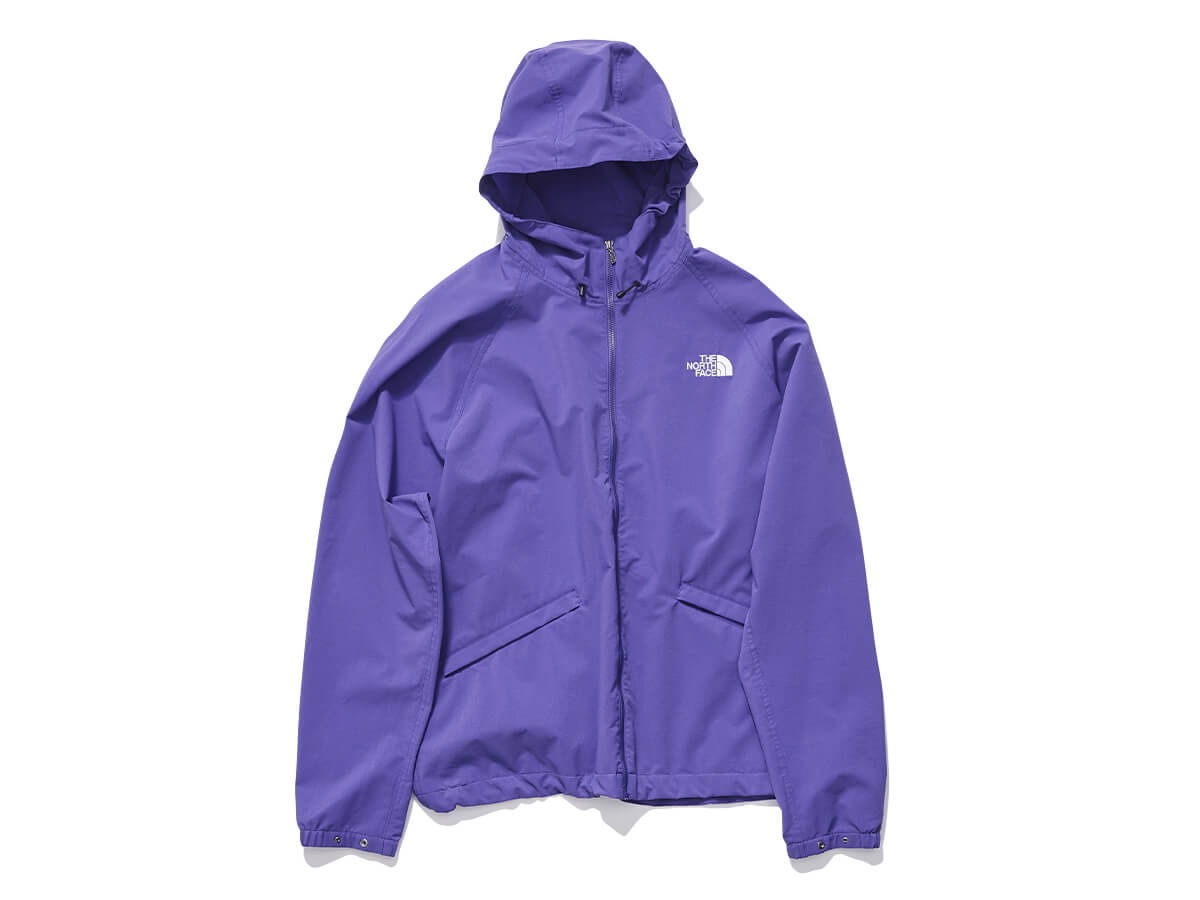 薄手パーカーはザ・ノース・フェイスのTNF　ビーフリージャケット（￥18,700）、色は紫で胸に白のロゴ