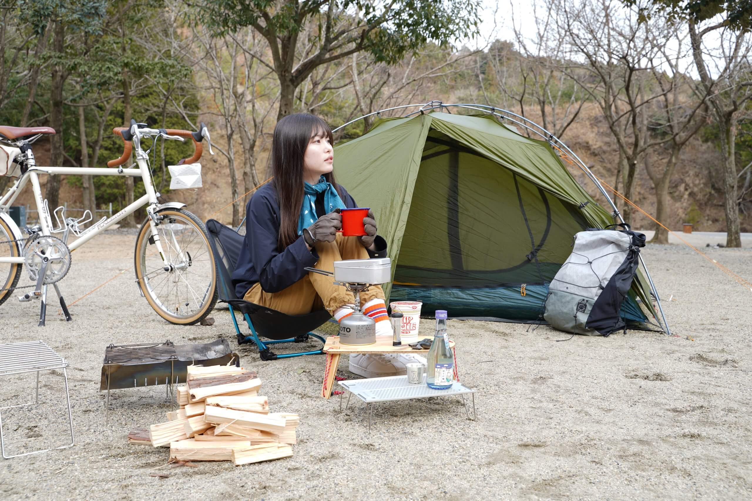 自転車ソロキャンプを楽しむ人