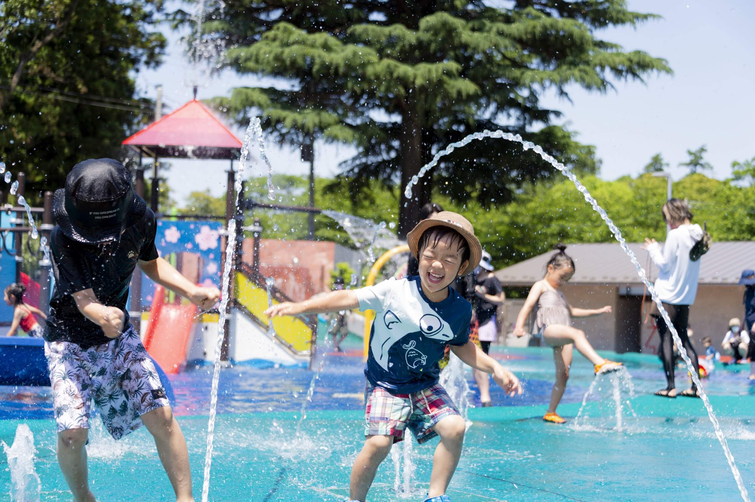 キャンプ場の噴水で遊ぶ子ども