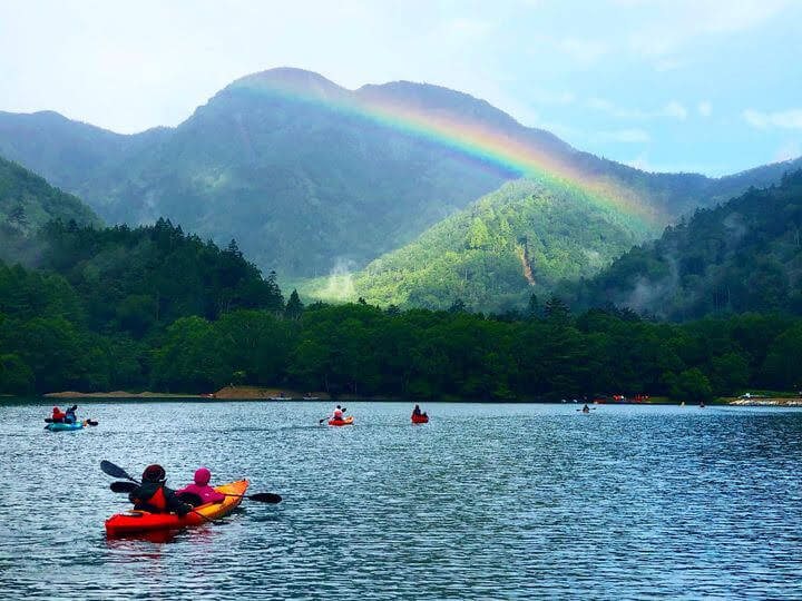 湖と虹