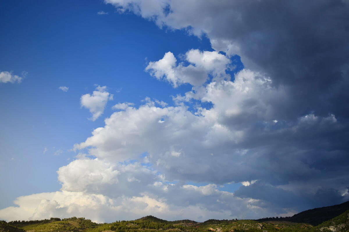 青空に厚い雲がかかりはじめている