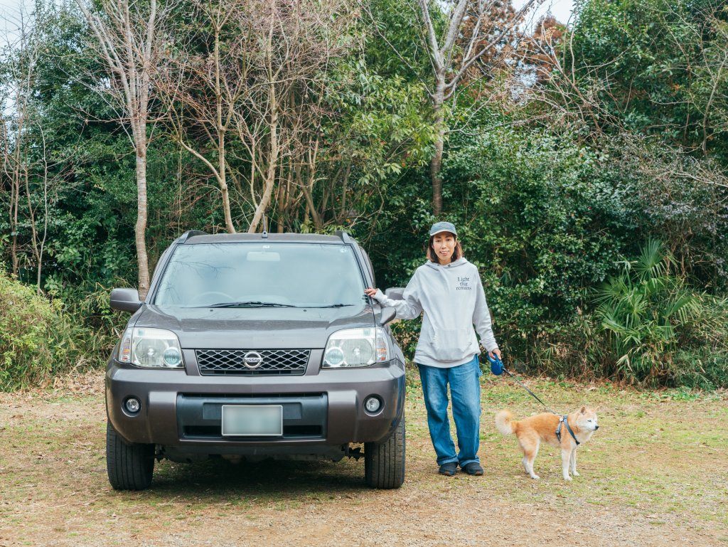 クルマと運転手と犬