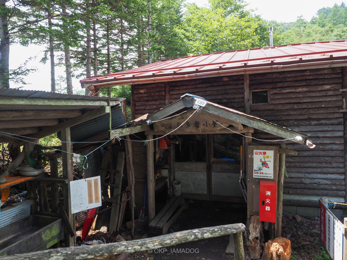 奥多摩小屋の入り口の写真。