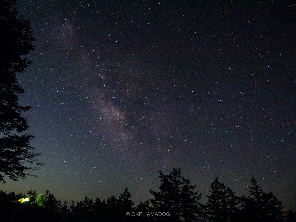 満点の星空の写真。中央に天の川が見える。