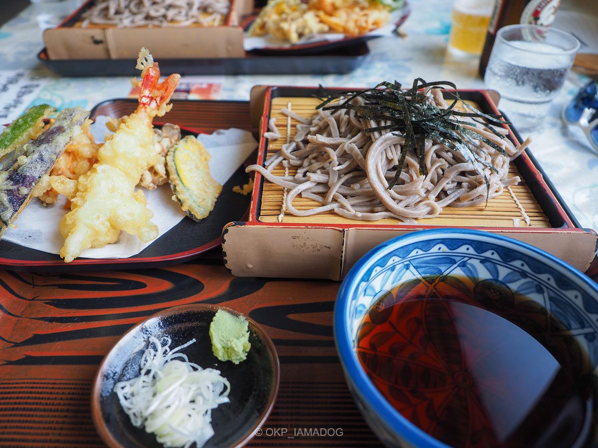 天ぷらとざる蕎麦の写真。天ぷらは海老天が1本に茄子、かぼちゃなどの野菜が載っている。