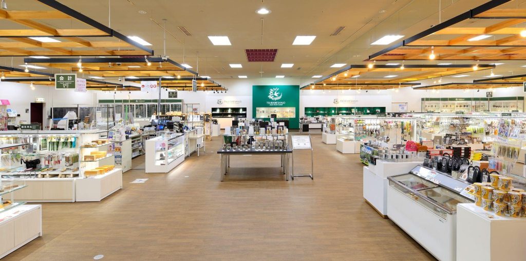 釣り具やキャンプ用品が多数並んでいる、明るく広々とした店内。