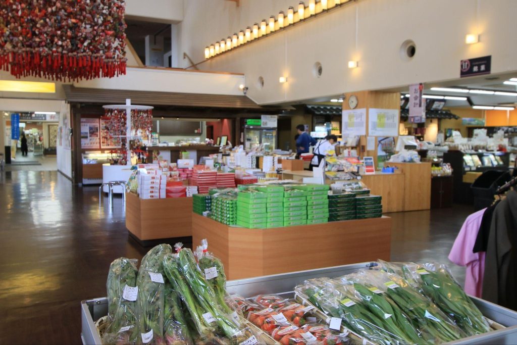野菜や土産物が販売されている広々とした店内。