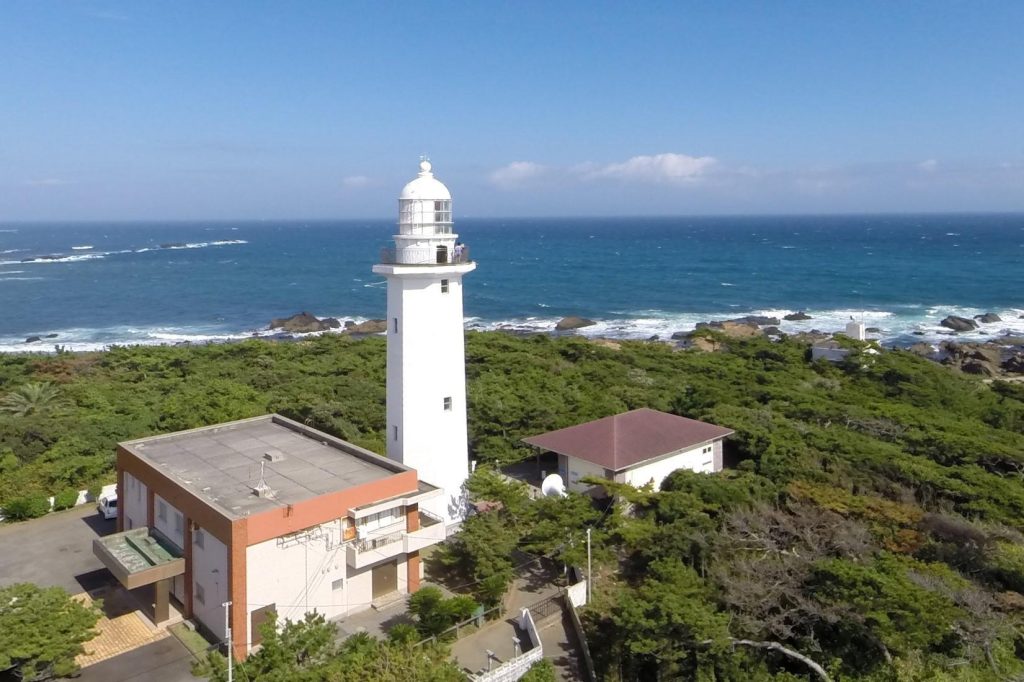 青い空と海を背景に、白い灯台が建っている。