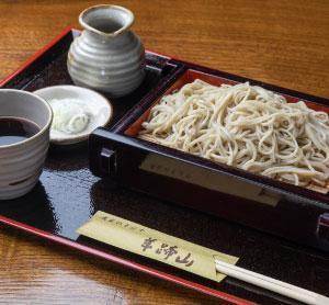 そばと薬味、そばつゆ、そして徳利が乗ったお盆。