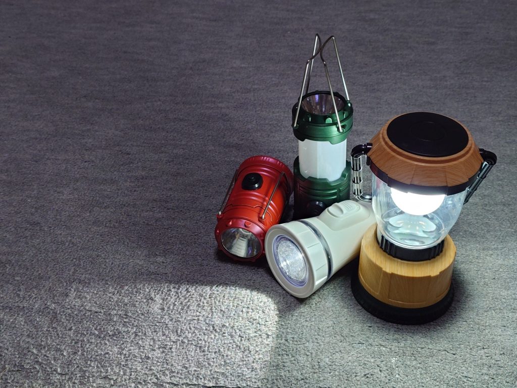 災害時に使用する懐中電灯とランタン