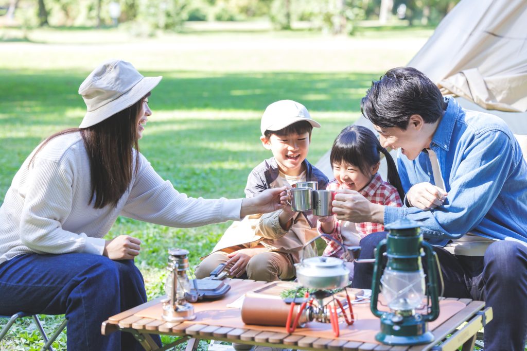家族でキャンプをする家族