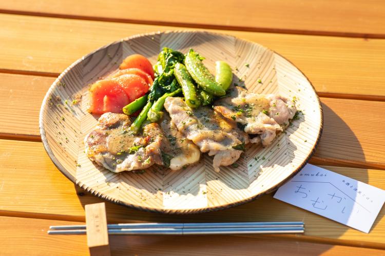 焚き火でサルティンボッカ