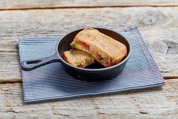 アボカドツナトマトホットサンド