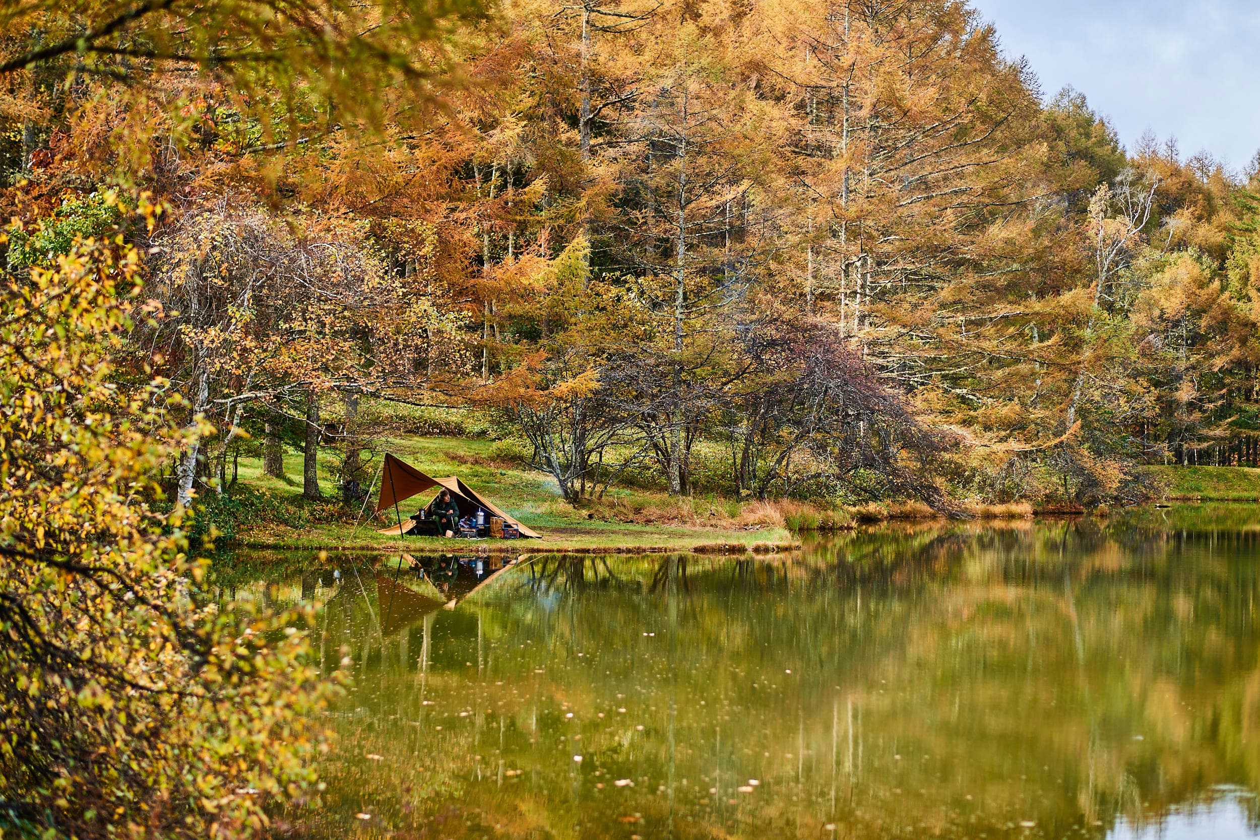 猪俣慎吾　湖畔沿いの紅葉絶景キャンプ