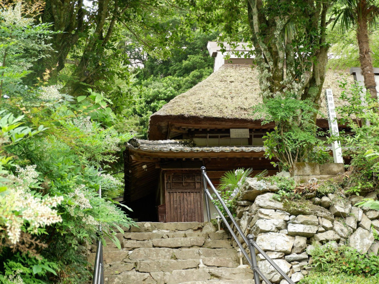 かやぶき屋根の家