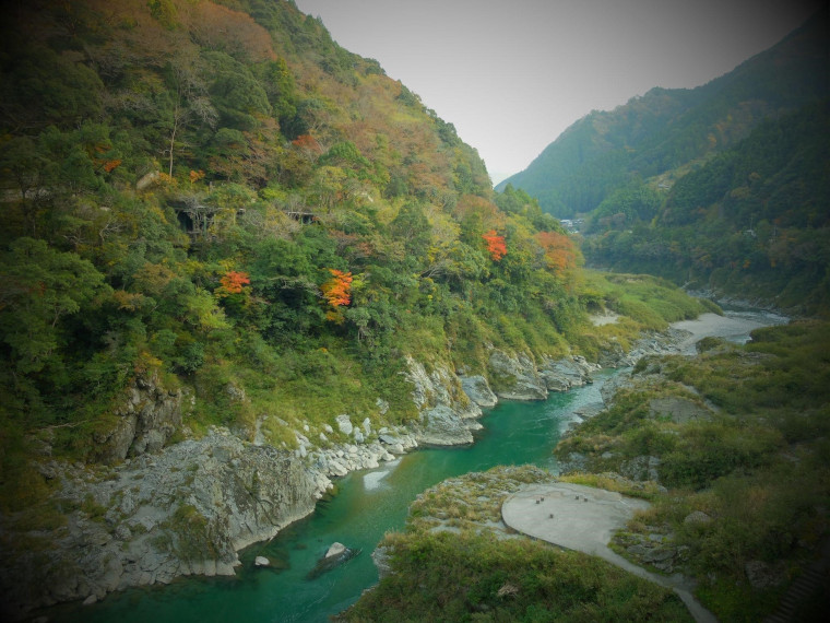 山の間を流れる川