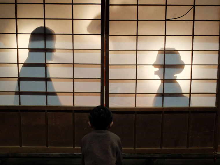 障子に浮き出る妖怪の影