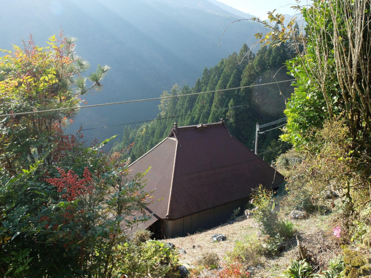 宿の周りにある山間の一軒家