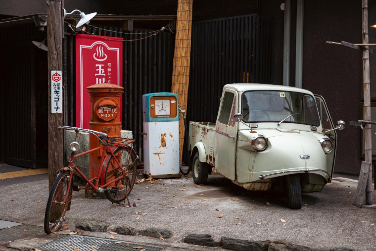自転車や三輪自動車のレトロなディスプレイ
