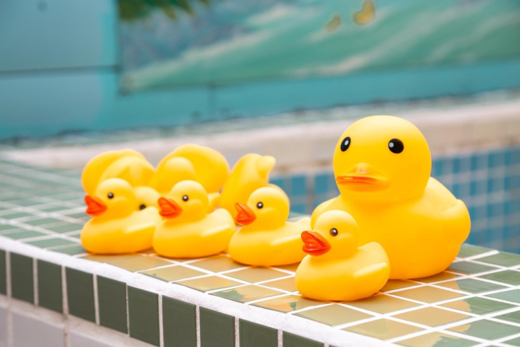浴槽に置いてある黄色いアヒルのおもちゃ