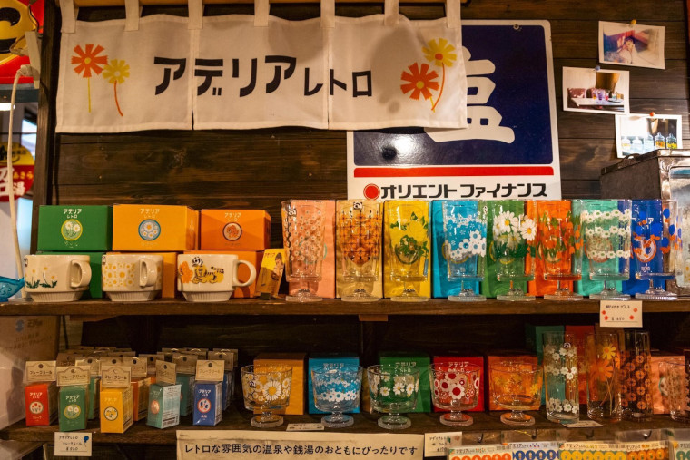 お土産として販売されているレトロなグラス