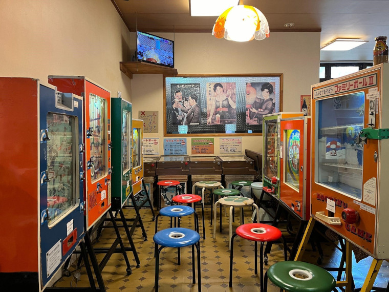 レトロなゲーム機が並ぶゲームコーナー