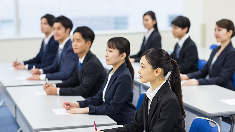 企業説明を聞く就活生