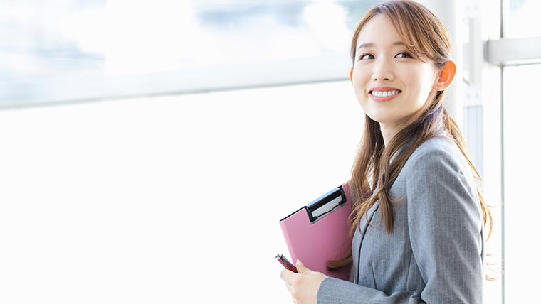 振り返る会社員の画像