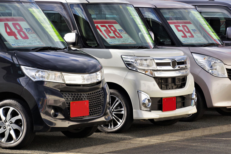 値札が付いた車が並んでいる様子