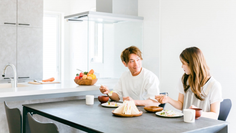 新居でのパートナーとの食事の様子