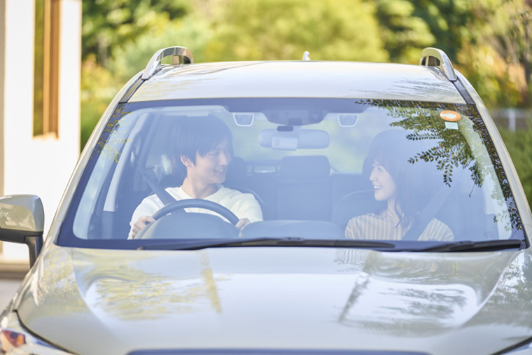 車で運転して出かけている様子