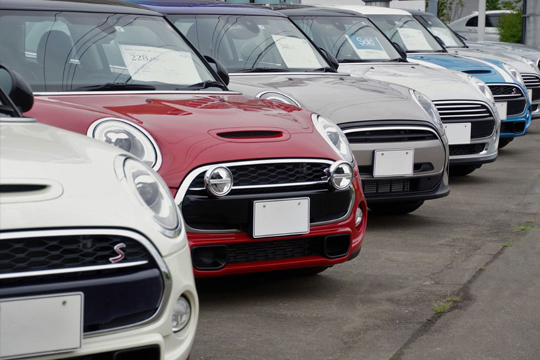 自動車が並んでいる様子