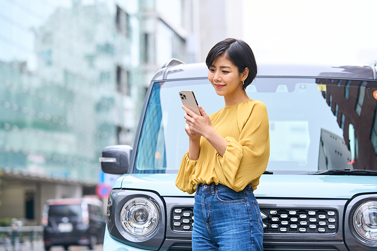 スマホでチェックする女性