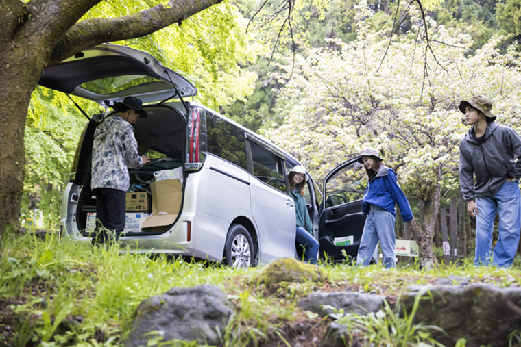 車でキャンプに出掛けて用意するグループ