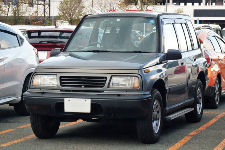 駐車場に止められた黒のRVカー