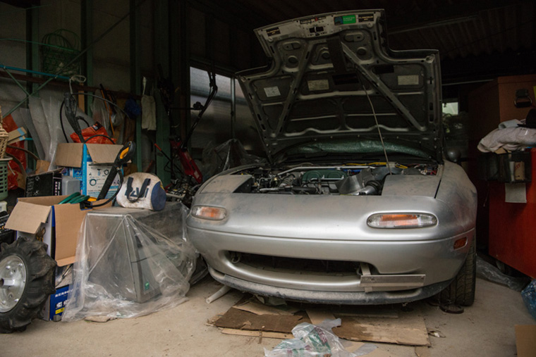 車庫で整備中の自動車