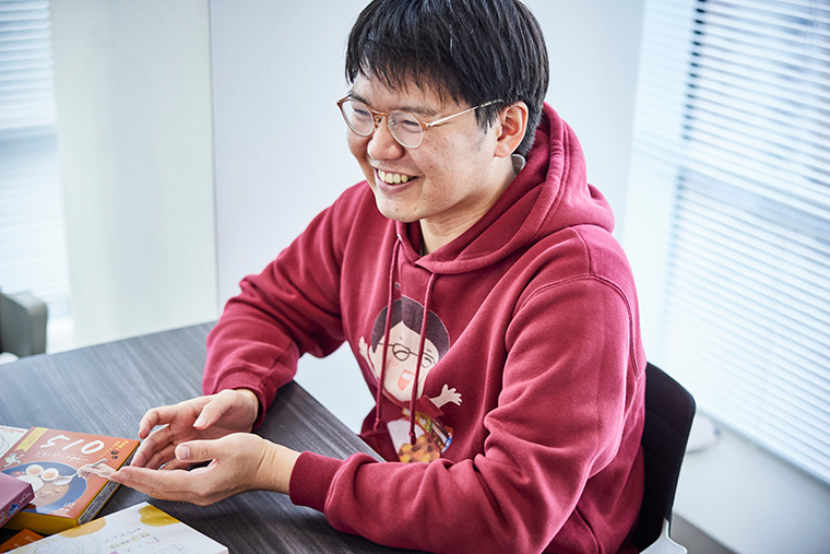 家族のエピソードを話す目取眞 興明さん