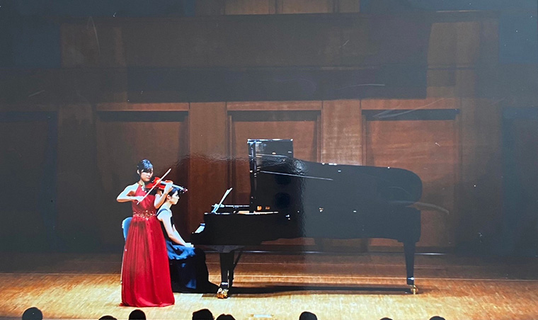 甚目 和夏さんの演奏の様子