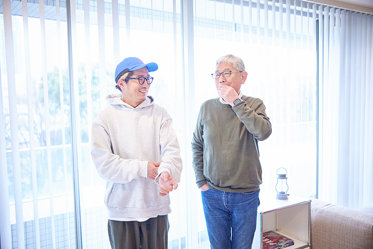 立ってお互い見合う天野光太郎さんと父の天野太郎さん