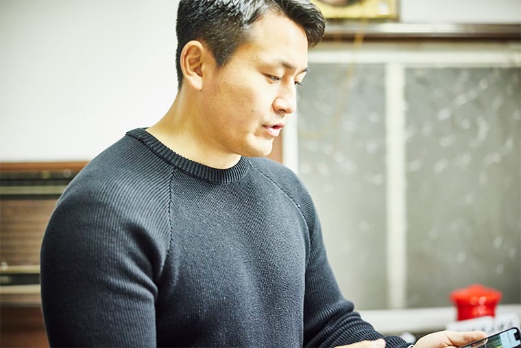 スマホを確認する光山和弥さん