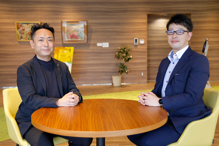 岡山交通株式会社 執行役員 タクシーユニット営業本部 法人戦略部CMOの𡈽谷知史さんと岡山支店法人支社 支社長代理の森慶一郎さん